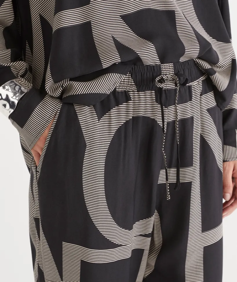 Sussan Pants>Geometric Print Tapered Pant BLACK